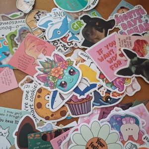 Stickerbok med söta djur och peppiga citat - En färgglad stickerbok fylld med gulliga djur, roliga figurer och inspirerande citat. Perfekt för att dekorera din laptop, mobil eller anteckningsbok och sprida positiv energi i vardagen. Passar dig som älskar kawaii och vill ha en personlig touch på dina prylar. Cirka 88 stycken