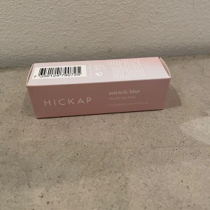 Hickap Miracle Blur touch-up stick - Miracle Blur touch-up stick från Hickap i en snygg rosa hylsa. Produkten är transparent och mattande, perfekt för att snabbt fixa till glansiga partier under dagen. Smidig stickform som är enkel att ta med i väskan. Testad en gång. 