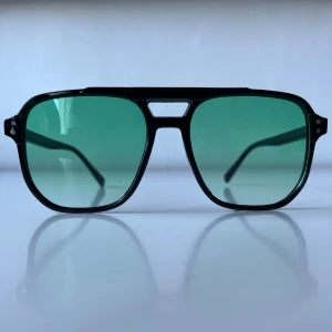 Retro solglasögon - Retro solglasögon – svart båge med gröntonade glas Coola vintageinspirerade solglasögon med svart båge och gröna tonade linser. Sitter bekvämt och ger en stilren look. Perfekt för sommarens alla outfits! Helt nya, se bilder för detaljer.