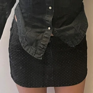 Svart prickig jeanskjol - Från H&M Young, så himla fin men passar mig tyvärr inte så bra💕💕 storlek 170/xs