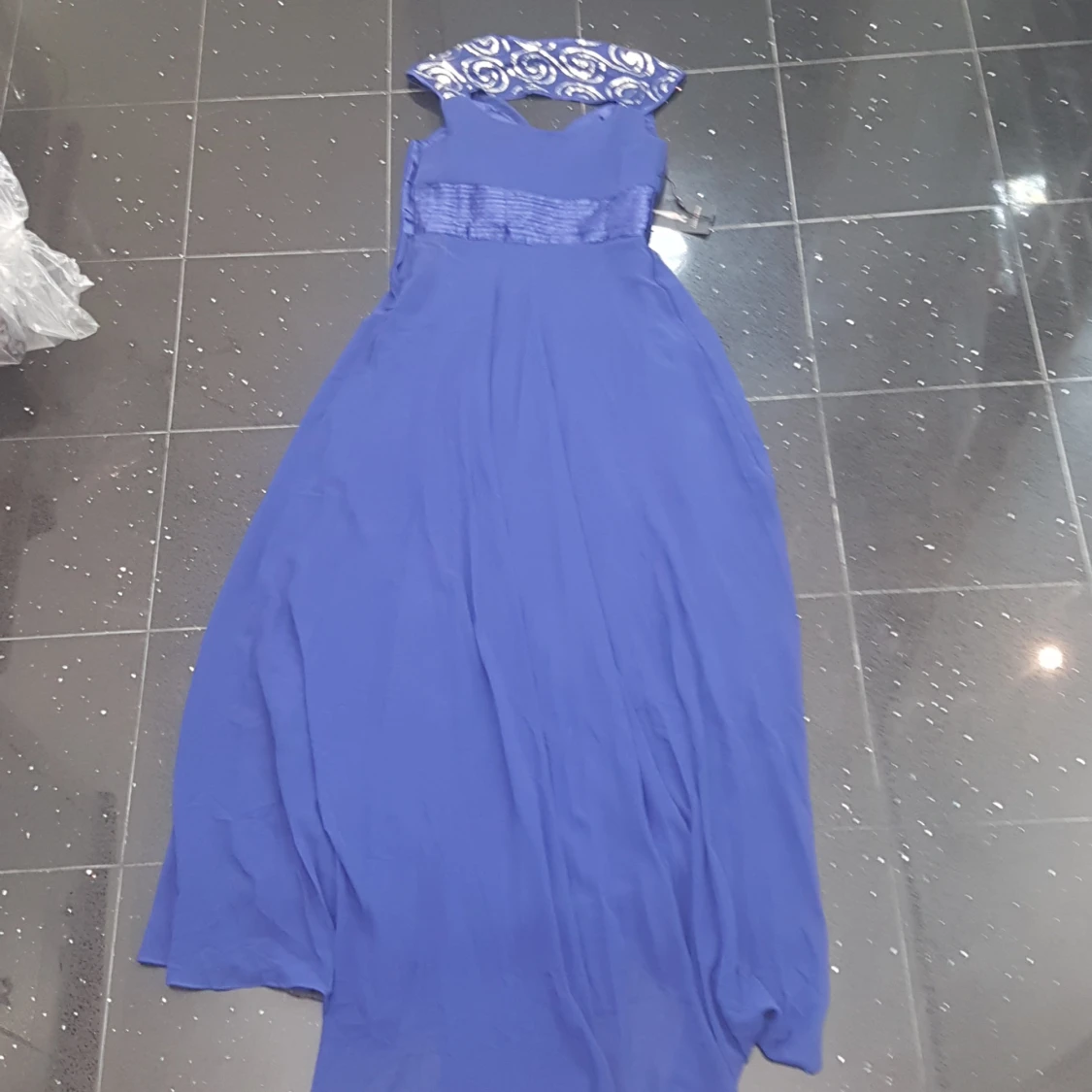 Blå långklänning med paljett-detaljer - 1