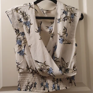 Omlott topp  - Jättefin vit omlott topp från River Island med resår nertill 🌸 strl 10 
