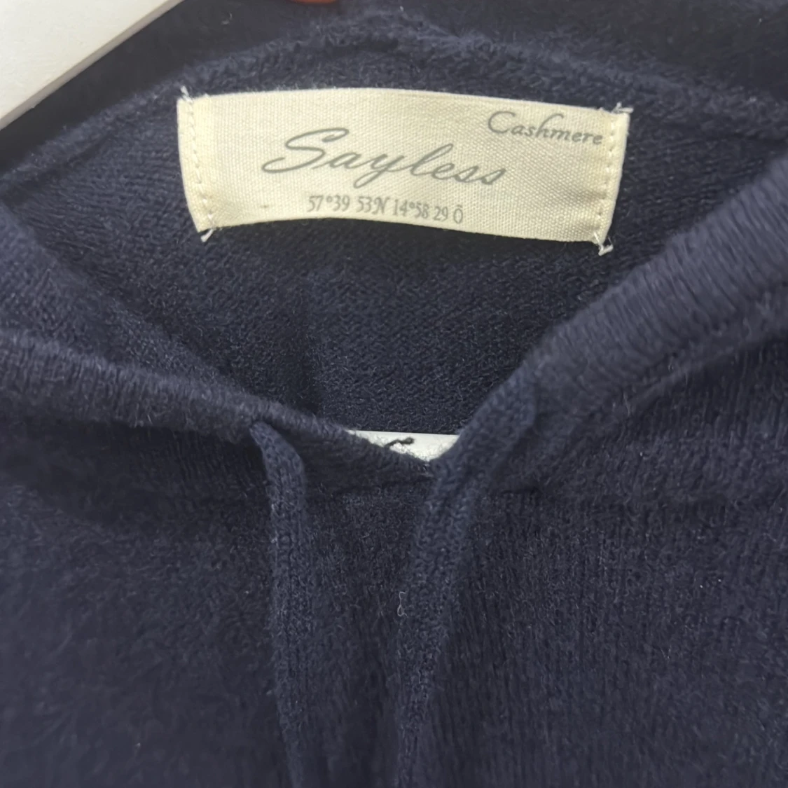 Mörkblå kashmirhoodie från Sayless - 2