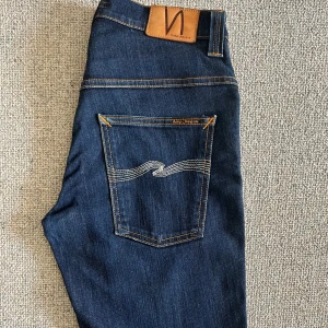 Nudie jeans - 🧵 Märke: Nudie (Thin Finn) 📏 Storlek: W31/L34 ✨ Skick: Mycket gott skick / Nästan som nya 🎯 Perfekta både till vardags och när du vill klä upp dig lite extra 📦 Snabb leverans – skickas samma dag! 💌 Har du frågor? Hör gärna av dig – svarar snabbt!