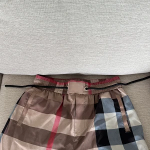 Burberry shorts -  Säljer riktigt fett burberry shorts som är perfekta nu till sommaren🏖️ | Garanterat att du får alla brudar när du använder burberry shorts |  helt ny storlek s /m skriv vid frågor 🙌
