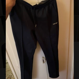 Snygga Mörkblå mjukisbyxor ifrån från Les Deux - Snygga mörkblåa mjukisbyxor ifrån les deux som är i mycket bra skick. Otroligt sköna att ha på sig och passar till många olika tillfällen. 