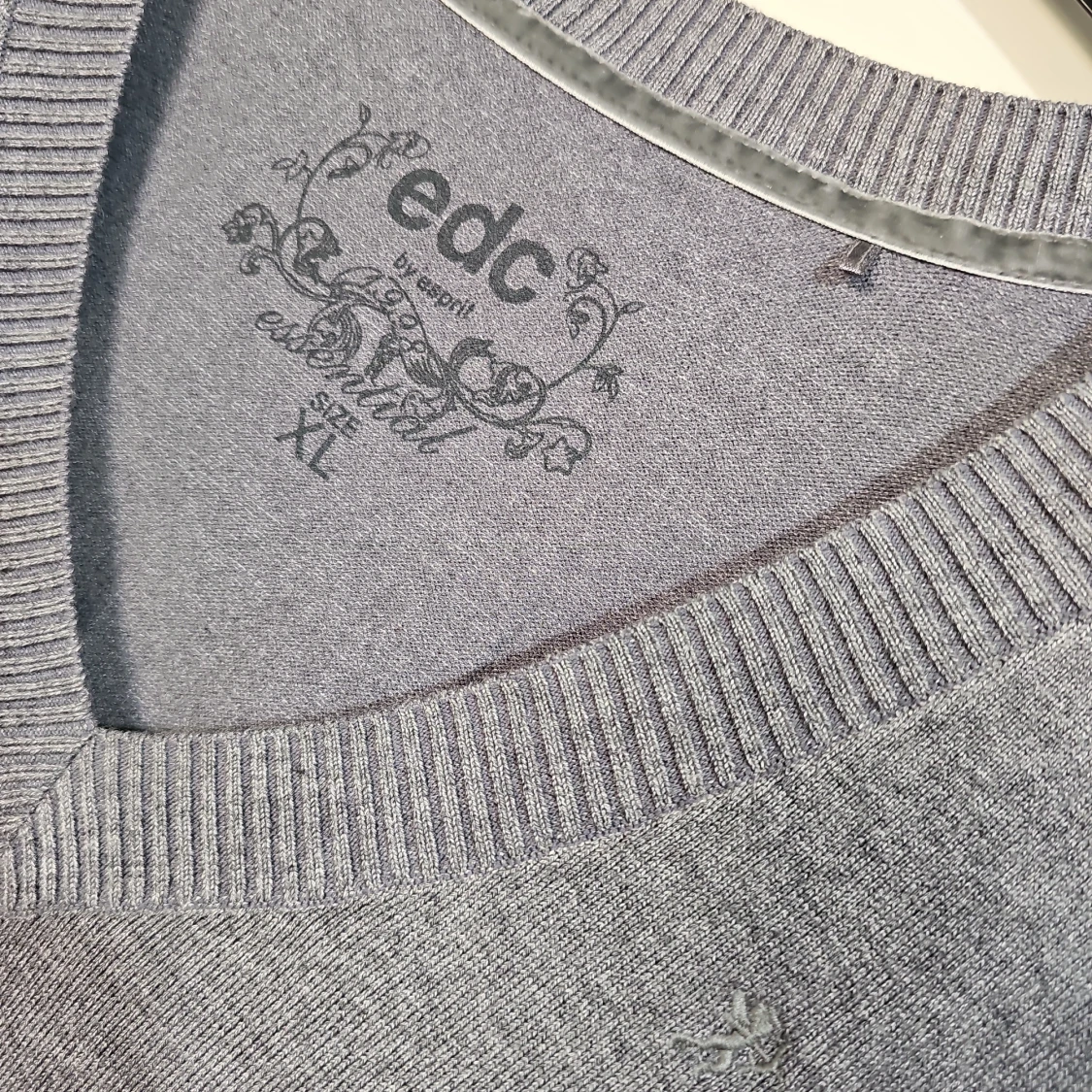 Grå v-ringad tröja från Esprit - 1