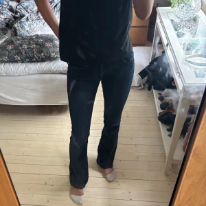 Mörkblå bootcut jeans - Säljer ett par mörkblå bootcutjeans från mavi i storlek 25/34 så passar både xs och s. Är i mycket bra skick.❤️