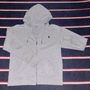 Grå hoodie från Polo Ralph Lauren - Passar ej mig