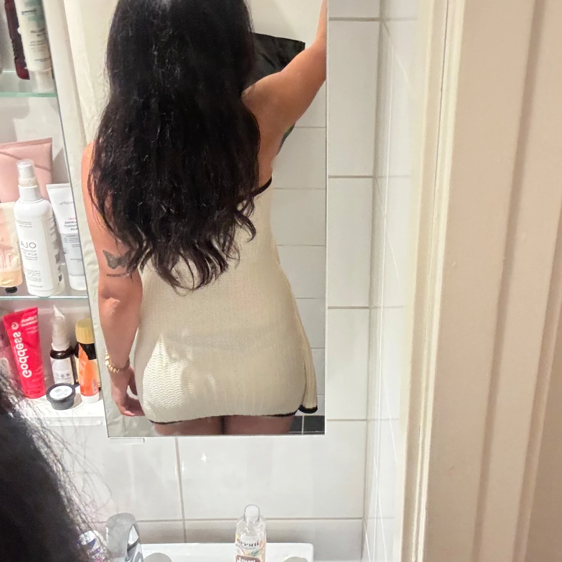 Stickad tubklänning med knytdetalj - 2