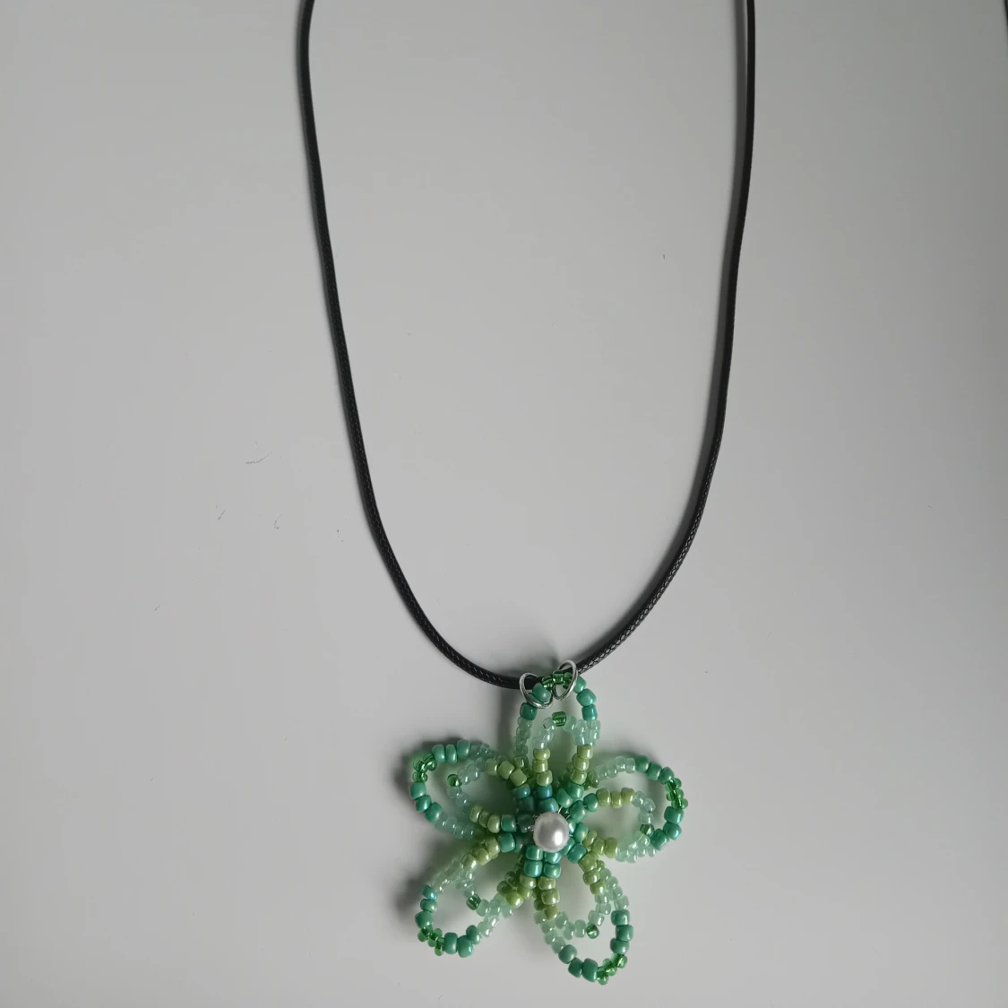 Halsband med pärlblomma i grönt - 2