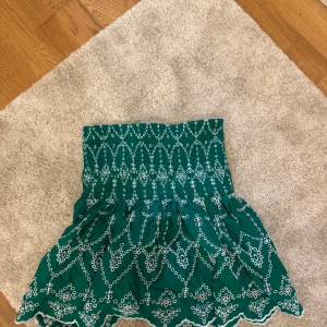  kortkjol Gina Tricot - Supersöt grön kortkjol från Gina Tricot med vitt broderat mönster och smock i midjan. Den är använd ett få antal gånger, därmed väldigt bra skick💞