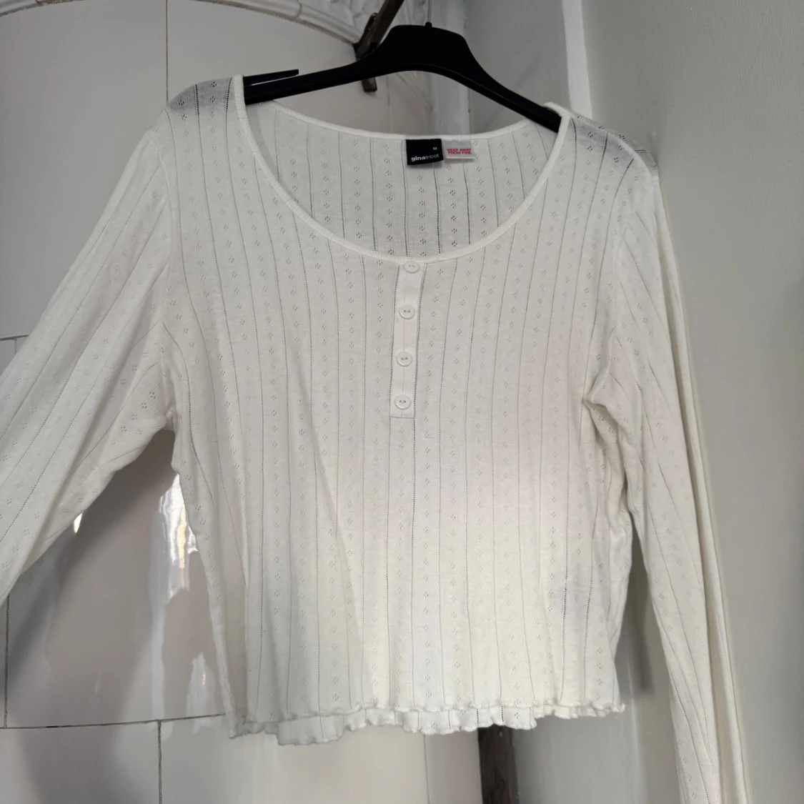 Vit ribbad topp från Gina Tricot