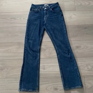 Blå bootcut jeans från Gina Tricot - Snygga blå jeans från Gina Tricot, modell Perfect Jeans. Klassisk femficksdesign, bootcut-ben och normal midja. 