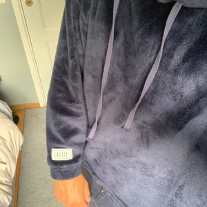 Limiterad hoodie från tallie, endast ett drop 2019  - En mörkblå hoodie från Tallie. Ett enda limiterat 2019 som inte längre säljs. Kika deras Instagram tallie.se. 