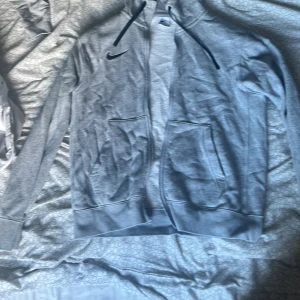 Nike Zip - Säljer denna zip då den inte kommer till användning. Hör av er vid frågor.