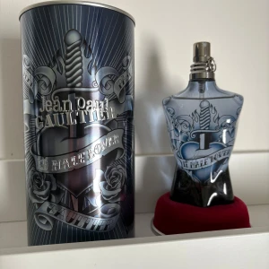 Jean Paul Gaultier Le Male Lover 125ml - Flaskan rymmer 125 ml Eau de Parfum och har en metallisk spraykork med ringdetalj. Andvänts inte och vill bli av med den. Köpt från kicks för ca 1 år sedan och har inte andvänt mer än 6 sprays. Skriv om ni har fler frågor eller funderingar!!!! OBS kommer inte med metallburken men om ni verkligen vill ha den med kan vi diskutera om priset!!!!