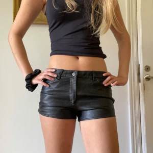 Lågmidjade shorts  - Sjukt coola lågmidjade shorts i fakeläder💕 Midjemåttet är ca 39/40!