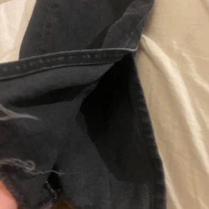 Svarta jeans från g perfect jeans, 34 - Svarta jeans från g perfect jeans i storlek 34. Klassisk rak passform med normal midja och långa ben. Jeansen är tillverkade i ett robust bomullstyg och passar perfekt till en avslappnad stil.