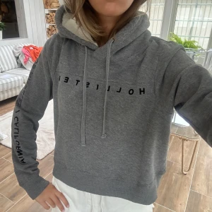 Hollister kort hoodie med foder - En kort hoodie med foder från Hollister i storlek M. Den är i väldigt fint skick. Se liknande plagg i min profil. E50