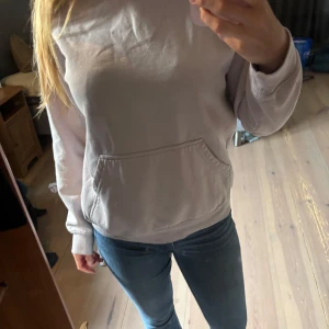 hoodie  - ljus rosa hoodie med några fläckar på sig 