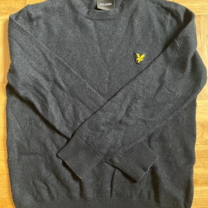 Mörkgrå stickad tröja från Lyle & Scott - Köpte för 1000kr Mysig mörkgrå stickad tröja från Lyle & Scott med klassisk rund halsringning och broderad gul logga på bröstet. Perfekt för lager-på-lager och passar till allt. Långärmad och i mjukt material som håller dig varm under kyliga dagar.