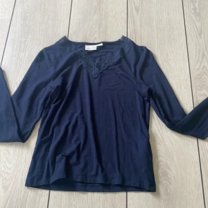 Marinblå tröja från gina - Super fin med för liten, str 146/152 men passar typ xs❤️ använd typ två gånger
