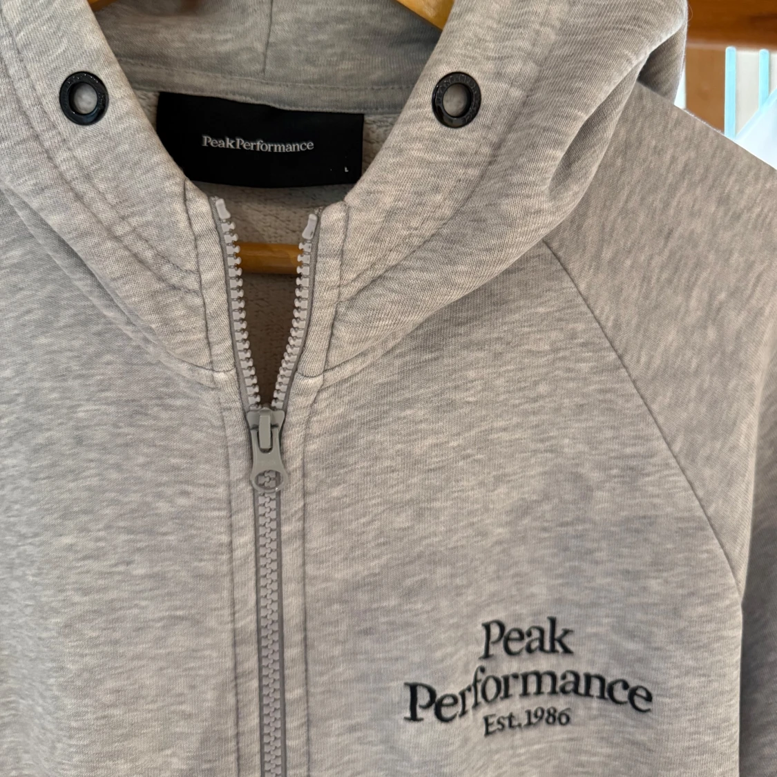 Grå hoodie från Peak Performance - 1