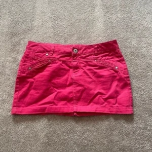 Lågmidjad jeanskjol - Snygg rosa kort jeanskjol från Denim Co. Unik och perfekt kjol till sommar/höst/vår! Storlek S/36/8