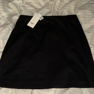 Svart kortkjol från Object - Oanvänd med prislapp kvar 