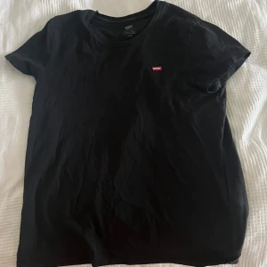 Svart t-shirt från Levi's - Klassisk svart t-shirt från Levi's i storlek M för att jag inte använder den längre 🖤