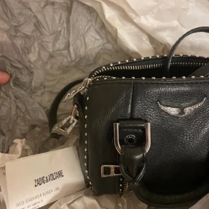 Svart handväska Zadig & Voltaire skinn - Säljer nu min älskade Zadig & Voltaire väska!! Den är liten men väldigt rymlig. Den passar till allting!!  💗 Säljer den för 1800 (ursprungs priset är 3500) 💗 Kan gå ner i pris vid snabb affär!