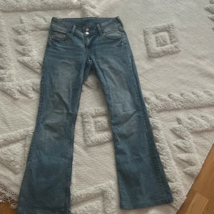 Y2K jeans - Ljusblå lågmidjade jeans med snygga fickor. Dom är från H&M och är i storlek 38. PS, dom är uppsydda så dom är 98 cm långa så om man är lite kortare funkar dom perfekt!!☺️ dom är i bra skick bara använda nån gång!❤️