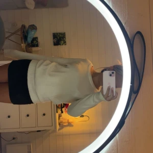 Vit stickad tröja - Enkel och stilren vit stickad tröja från VILA med rund halsringning och ribbade muddar. Jättemjukt materila, inte använd mycket. Köpt på Vila och är i storlek Xs. Men passar S och M💞