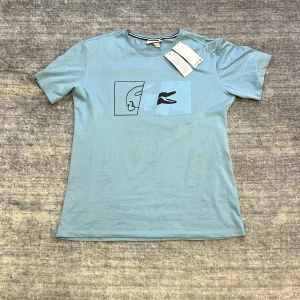 Lacoste t shirt  - Helty ny fin Lacoste t shirt som är perfekt för dig som gillar den franska stilen.