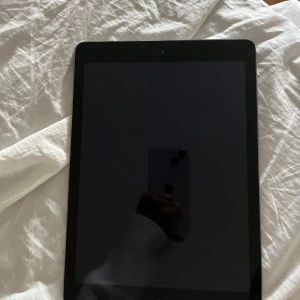 iPad Air (16 GB, iOS 12.5.7) - IPad Air Space grey med 16 GB lagring, nytt batteri. IPaden är från sent 2013-tidigt 2014. Pris går att diskutera