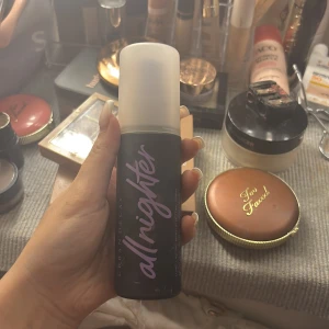 Urban Decay All Nighter Face Mist - Urban Decay All Nighter är en ikonisk face mist som håller sminket på plats hela dagen. Kommer i en svart flaska med lila text och vit kork. Perfekt för att fräscha upp och fixera din makeup med en lätt känsla. Har fått andra settingspray den är mer än halv 