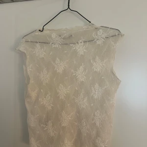 Vit spetsblus från Gina Tricot - Supersöt vit blus från Gina Tricot i transparent spets med blommigt mönster❤️