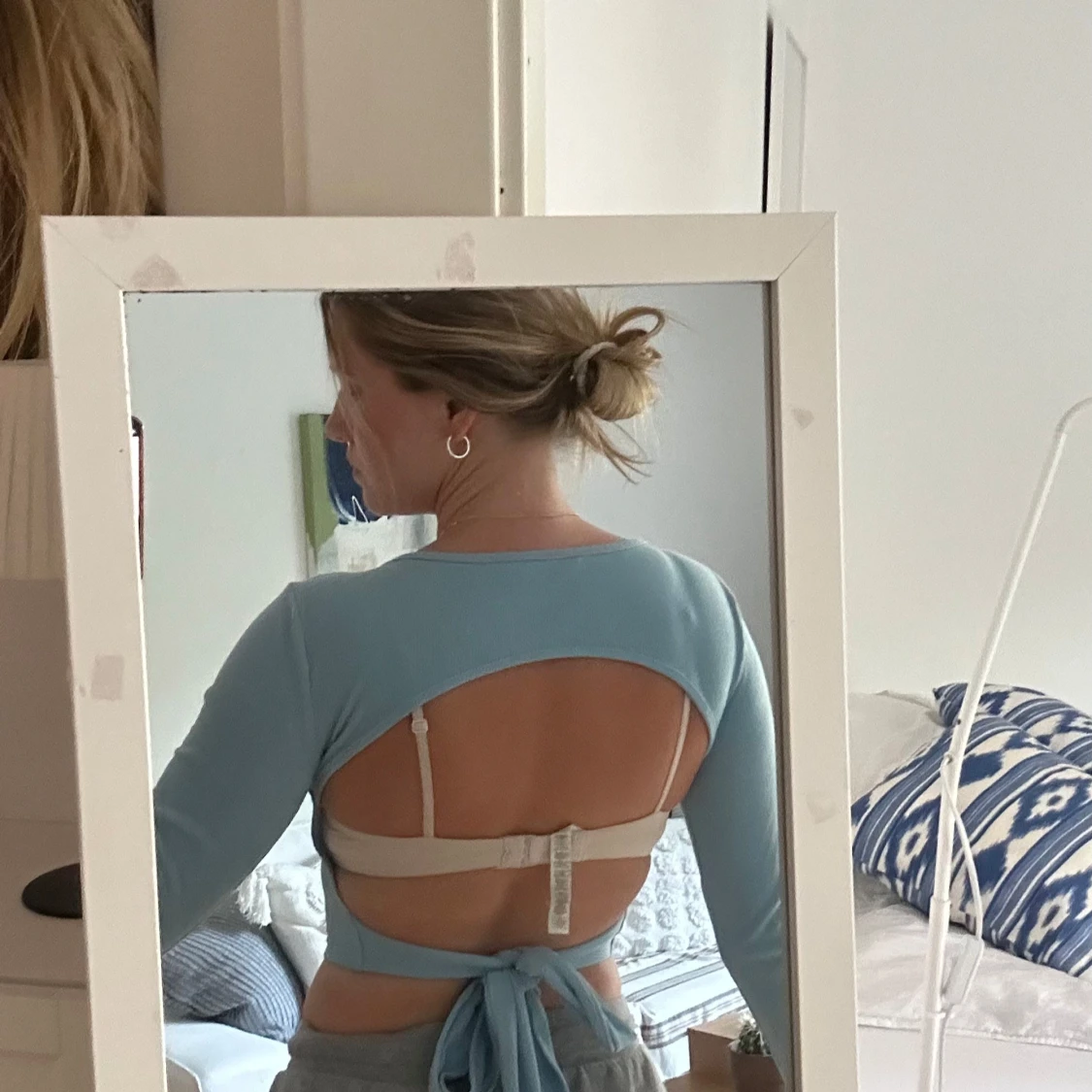 Ljusblå croppad topp med öppen rygg - 1