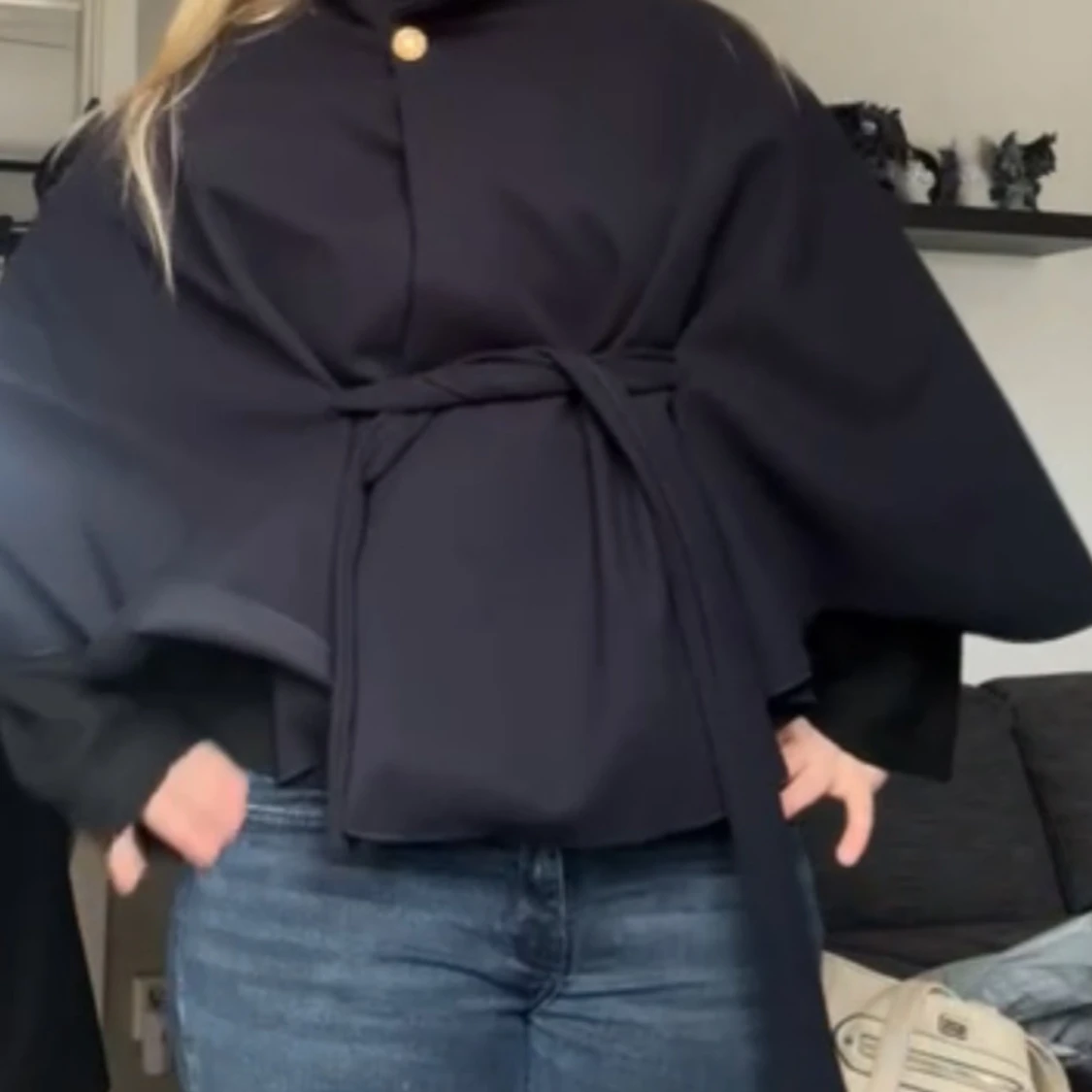 Marinblå med bälte och vida ärmar - 1