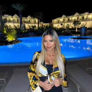 Leopardmönstrad omlottopp från Boohoo - Säljer en statement-omlottopp från Boohoo med leopardmönster och barockinspirerade detaljer i svart, gult och vitt. Toppen har långa ärmar, knytning framtill och ett glansigt material som ger en lyxig vibe. Perfekt för festen, resan eller dig som älskar att sticka ut!