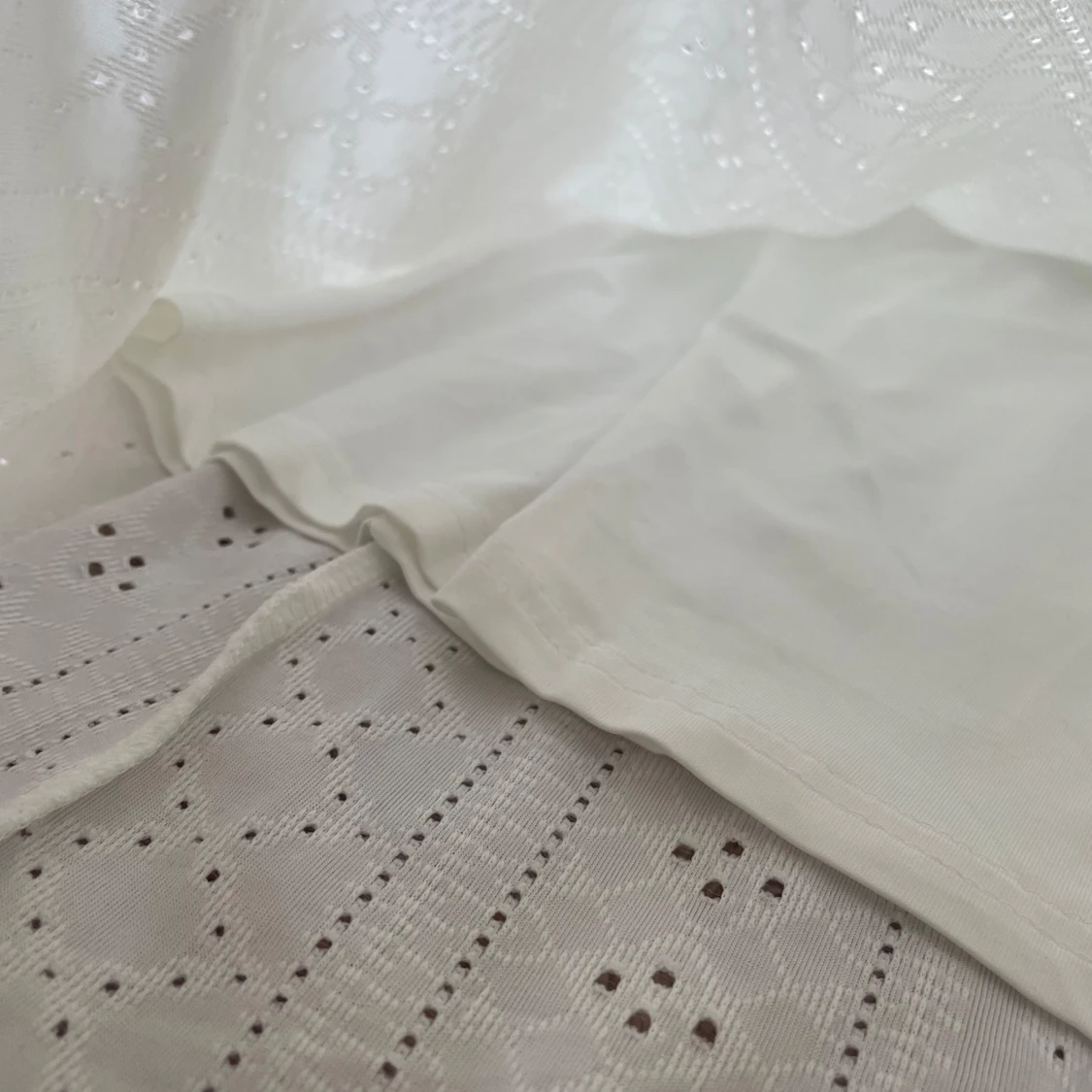 Vit långkjol med broderade detaljer - 3