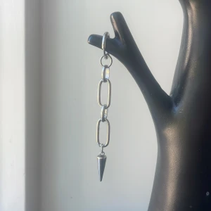 Alvas esstentials örhänge - Coolt spikörhönge i silver💗den är i ett väldigt bra sick, nästan aldrig använt🫶🏻😘