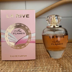 In Flames parfym - Parfrym köpt från normal, luktar blommigt och uppfriskande med en hint av vanilj🪽 Använt lite mindre än halva, hela flaskan är ungefär 90ml.