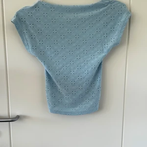 Backless ljusblå topp SHEIN - Jättefin ljusblå topp utan rygg ifrån shein 🩵 fin i kvalite, väldigt stretchig🩵säljs på grund av att den inte passar🩵 normal i storlek