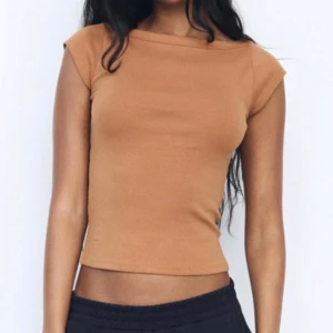 Offshoulder Topp  - Topp med båtringning från zara i storlek m, men sitter som en s. (liten i storlek) använd ”köp nu”. 25/7-2025
