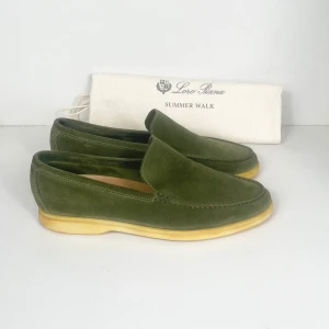 Loro Piana Summer Walks - Loro Piana Summer Walks, ett måste inför sommaren. Dustbag medföljer. Skick: 6/10, åldrad och torkad sula. Retail: 9500kr. 