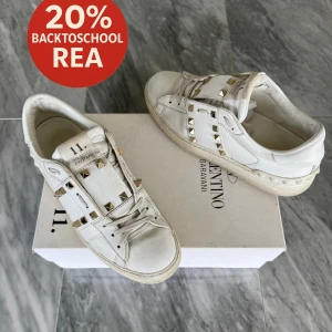 Valentino skor - REA! - Valentino Rockstud - Skick: Jättefint skick - Tillbehör: Valentino kort - Nypris: 6000kr - TrendWardrobe