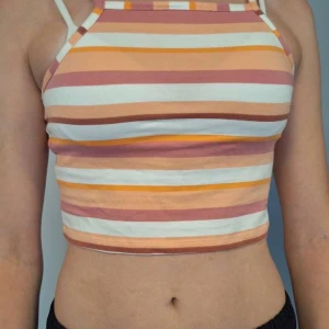 Magtröja från Lindex - Snygg magtröja från Lindex med ett somrigt mönster. Storlek 134/140 men passar xxs/xs. Pris går att diskuteras och det är rabatt på bundles.