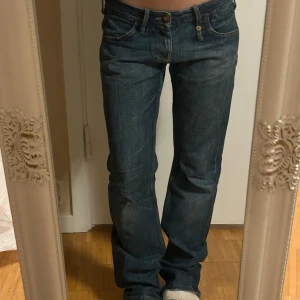 bootcut jeans - blåa bootcut jeans med coola detaljer på fickorna. jeansen är nedtrampade (se bild 3)💕